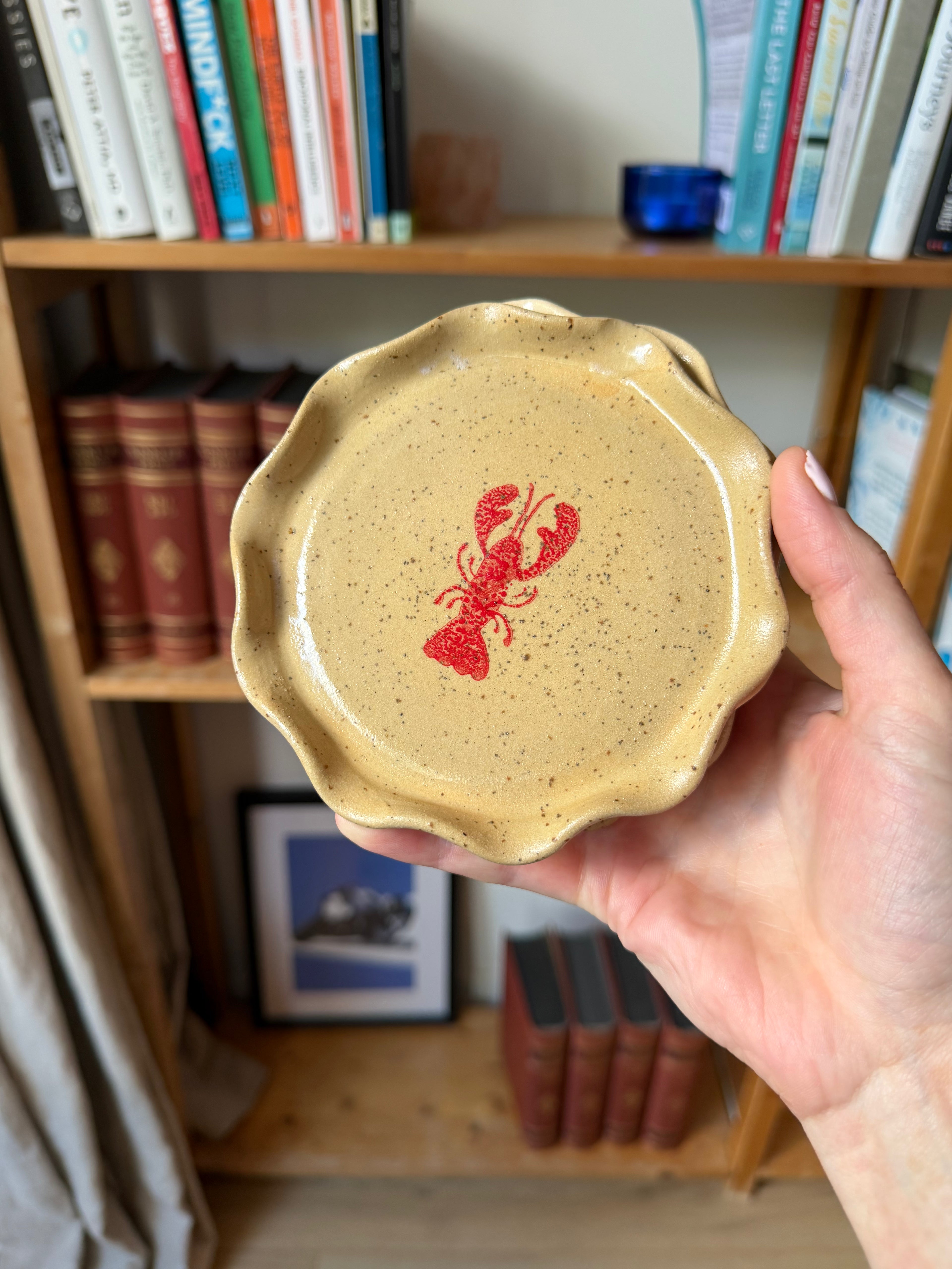 Small wavy lobster plate - speckled or beige