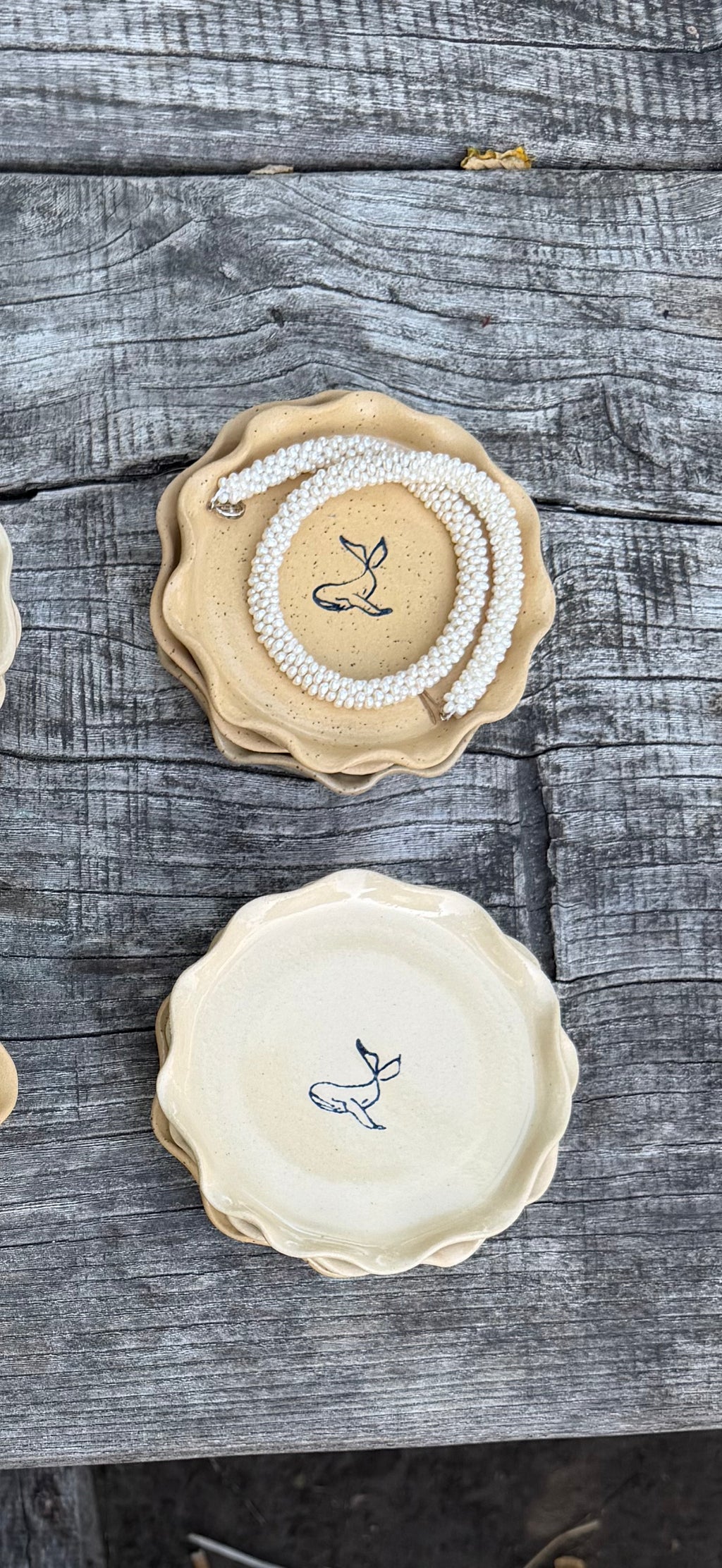 Small wavy whale plate - speckled or beige