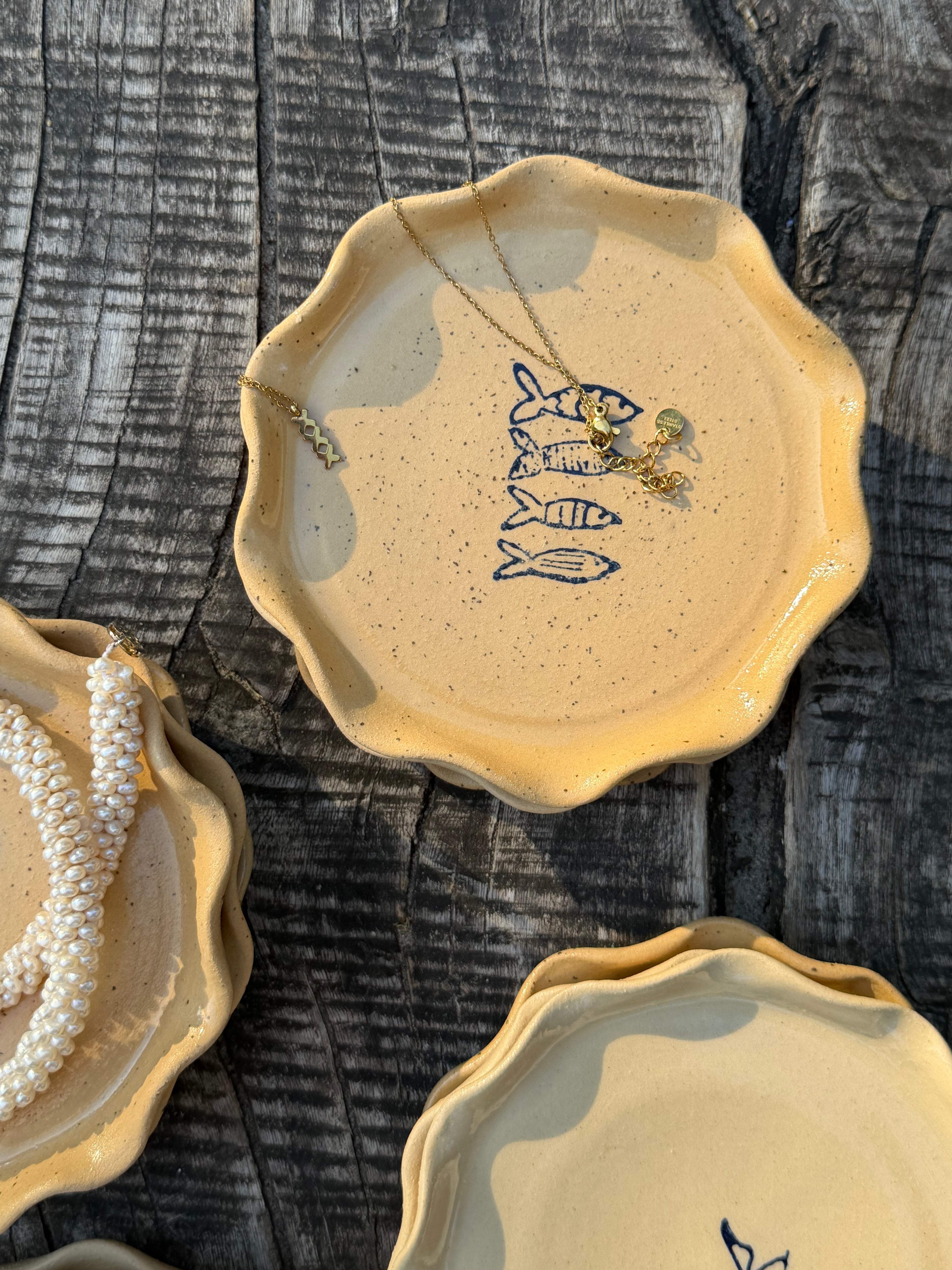 Small wavy fish plate - speckled or beige