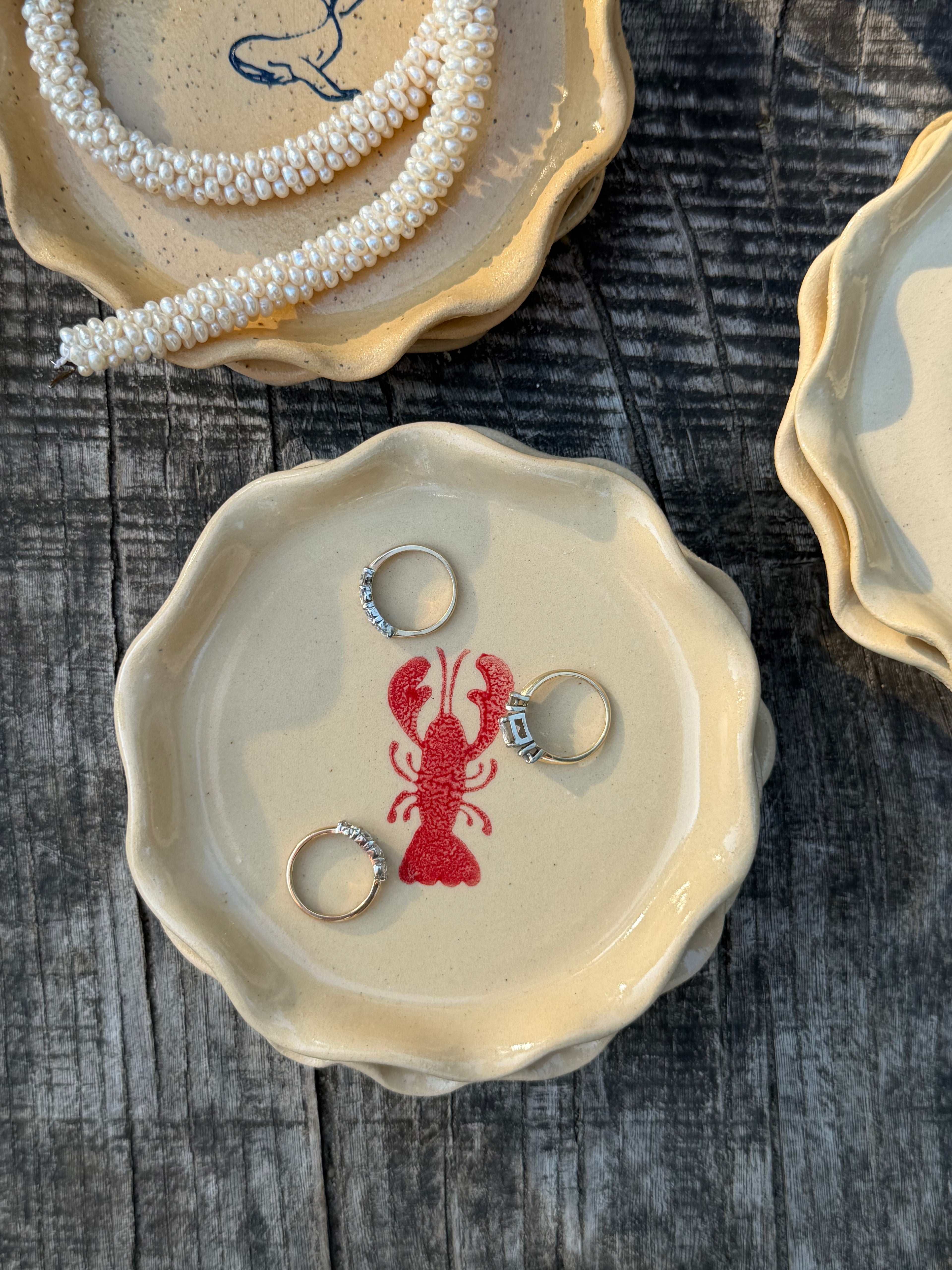 Small wavy lobster plate - speckled or beige