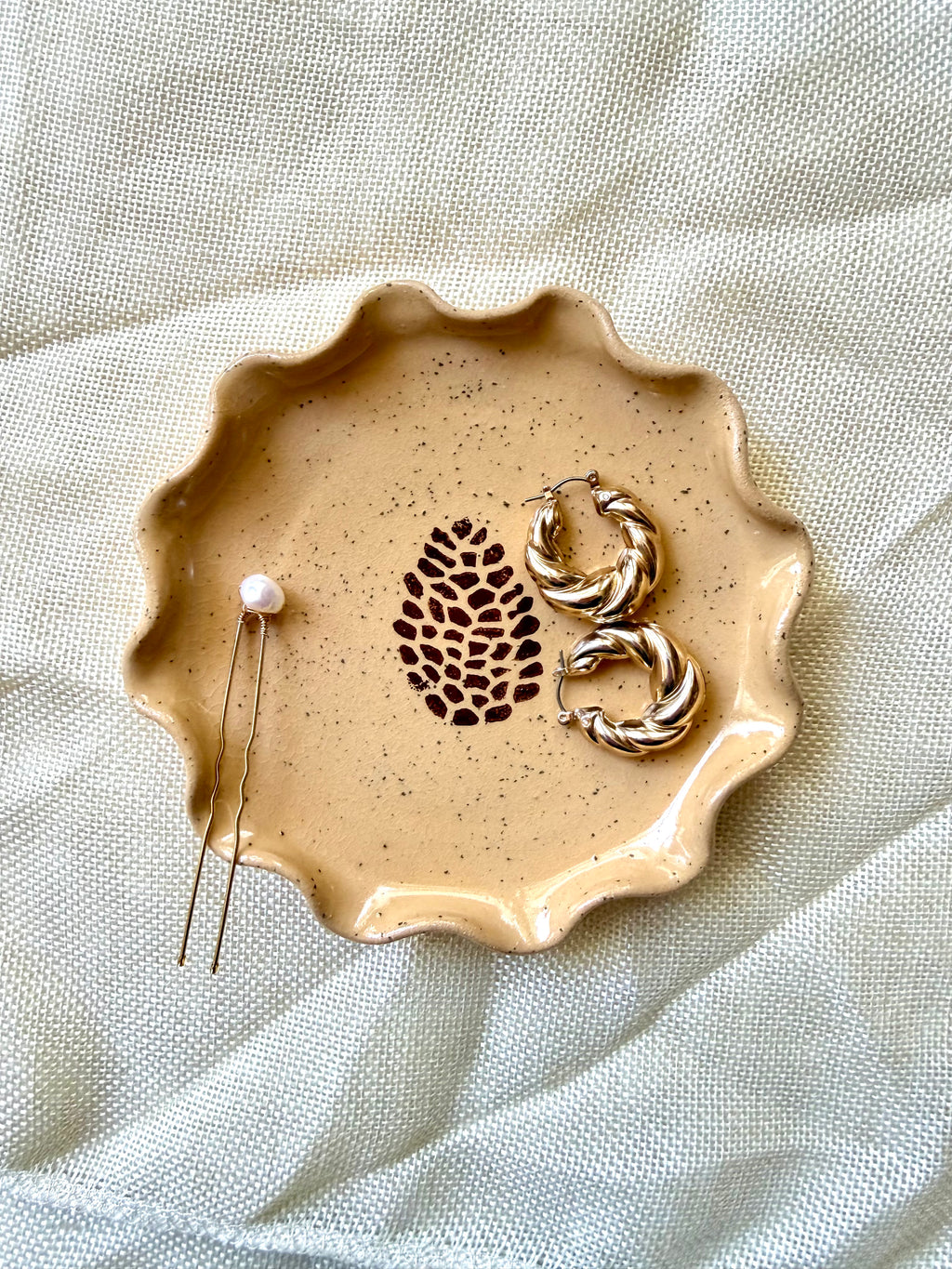 Small wavy acorn plate - speckled or beige