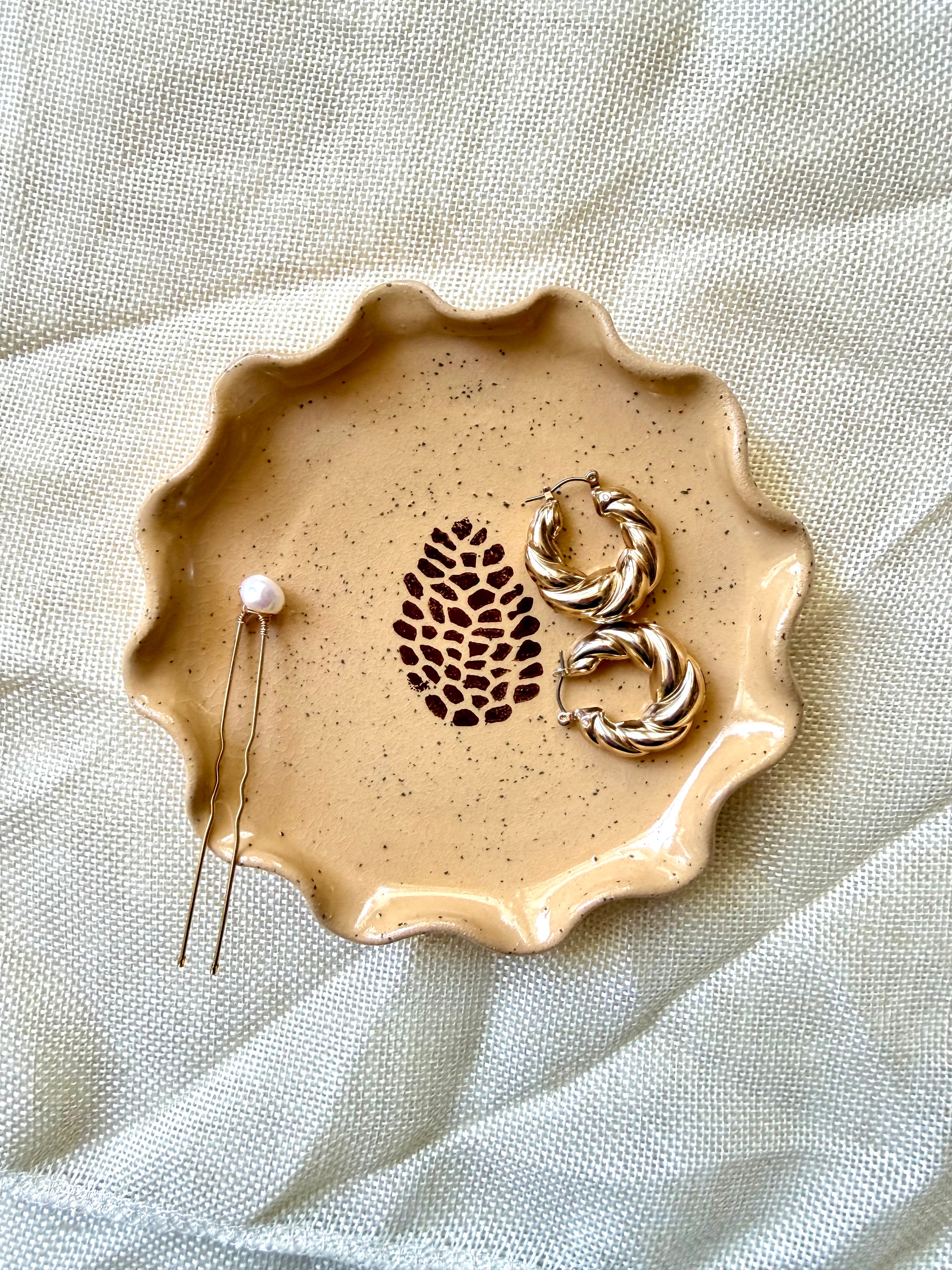 Small wavy acorn plate - speckled or beige