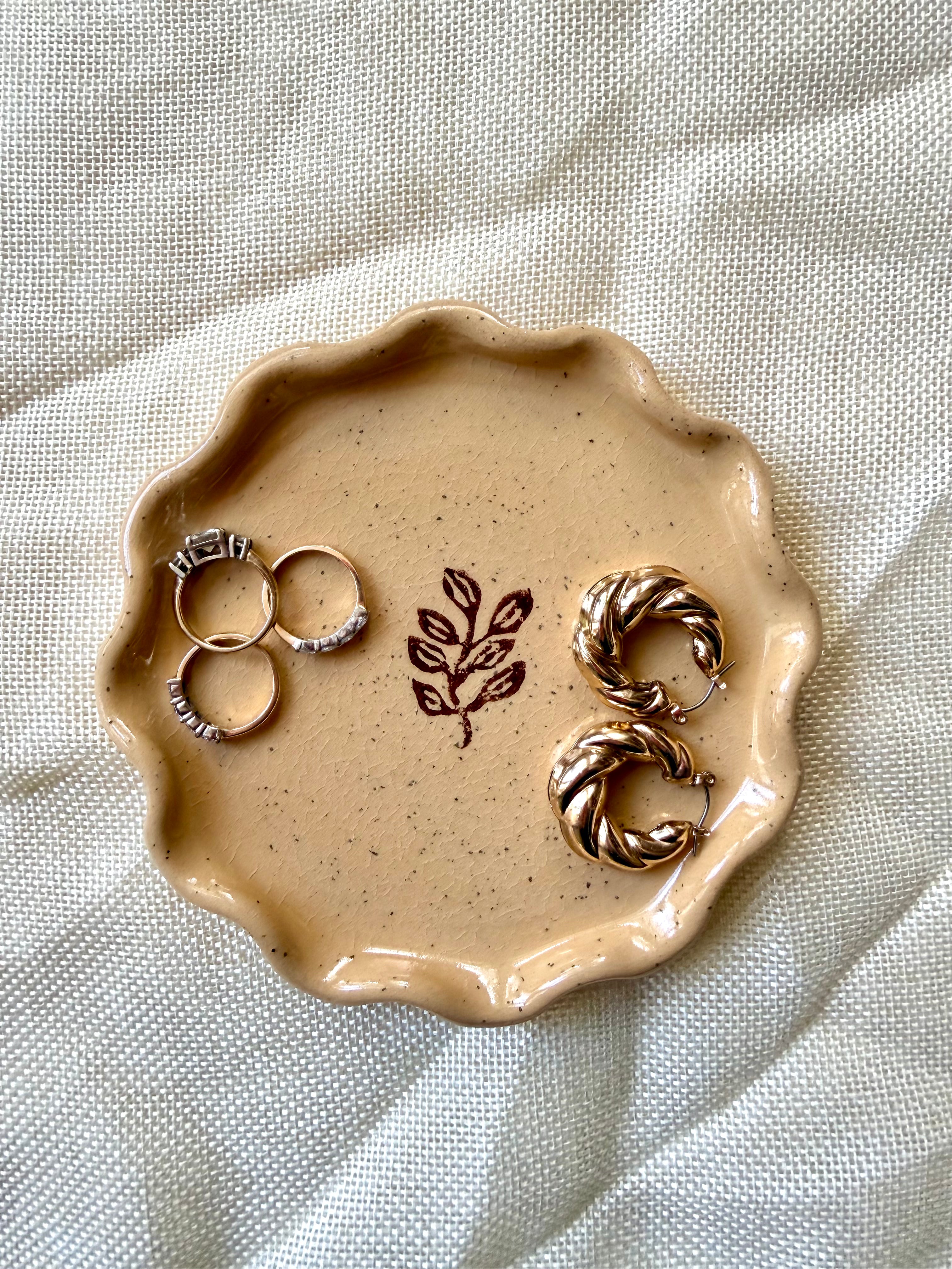 Small wavy leaf plate - speckled or beige