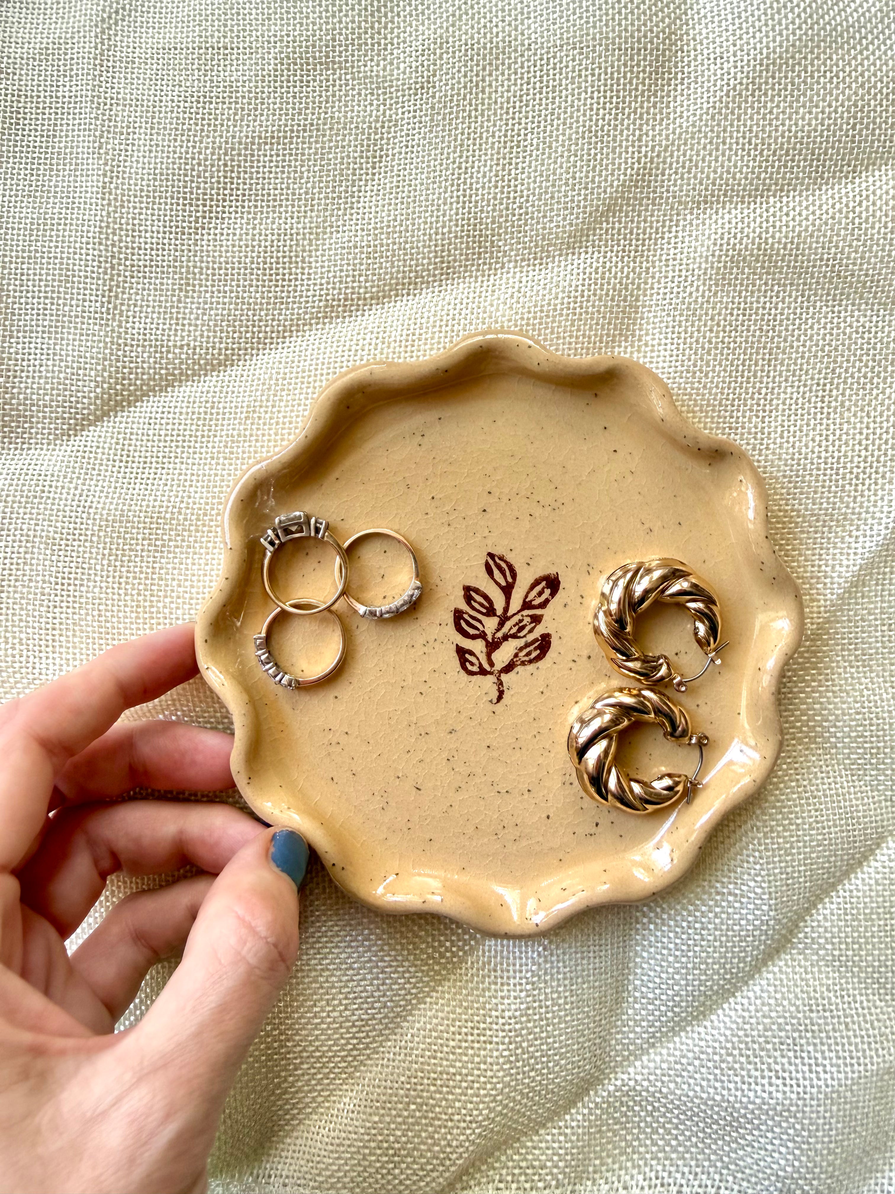 Small wavy leaf plate - speckled or beige