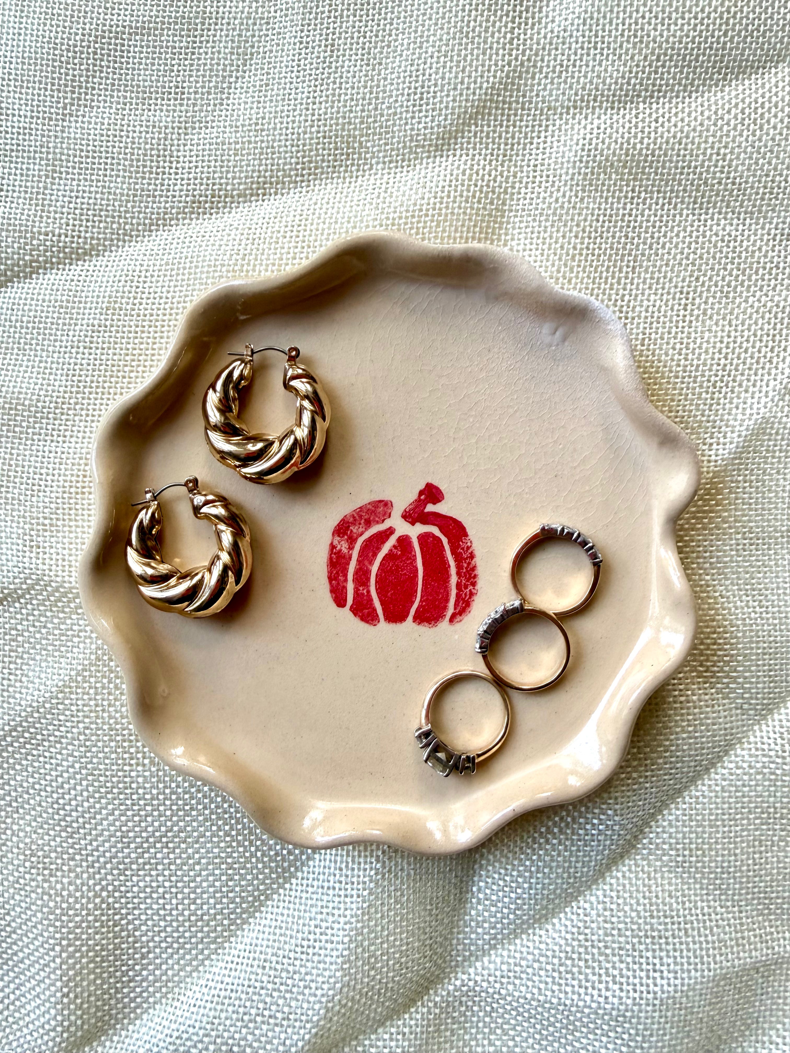 Small wavy pumpkin plate - speckled or beige