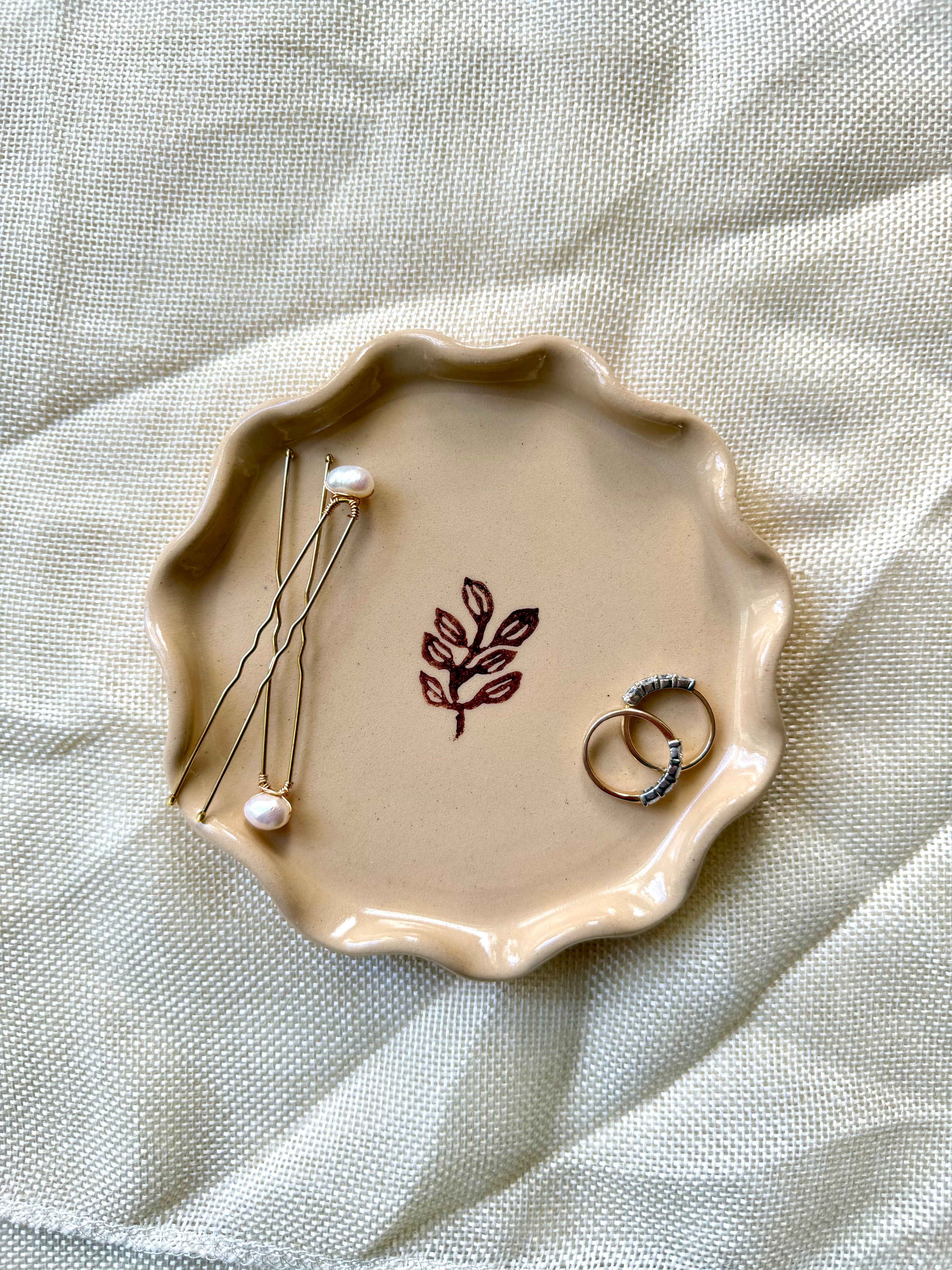 Small wavy leaf plate - speckled or beige