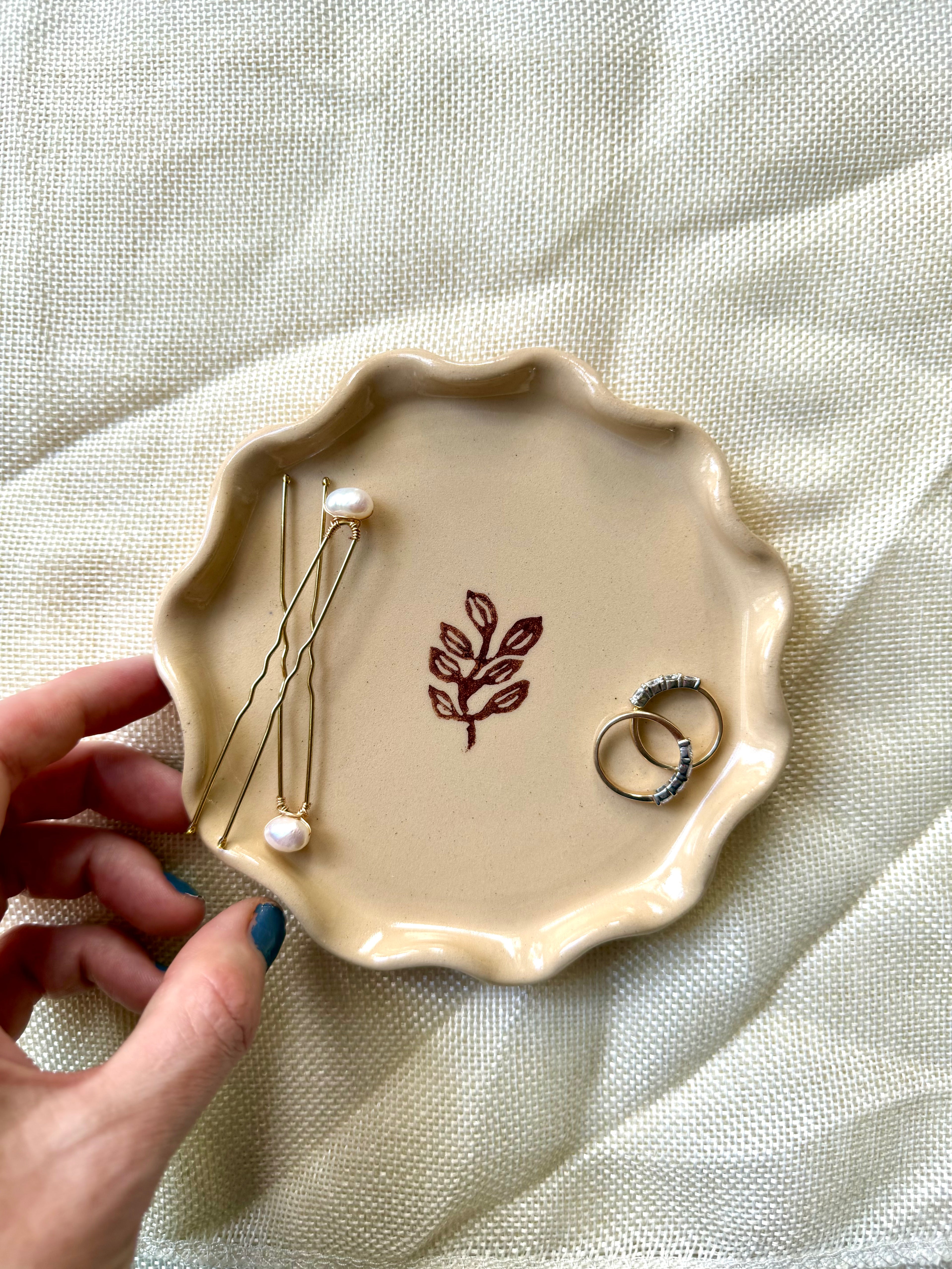 Small wavy leaf plate - speckled or beige