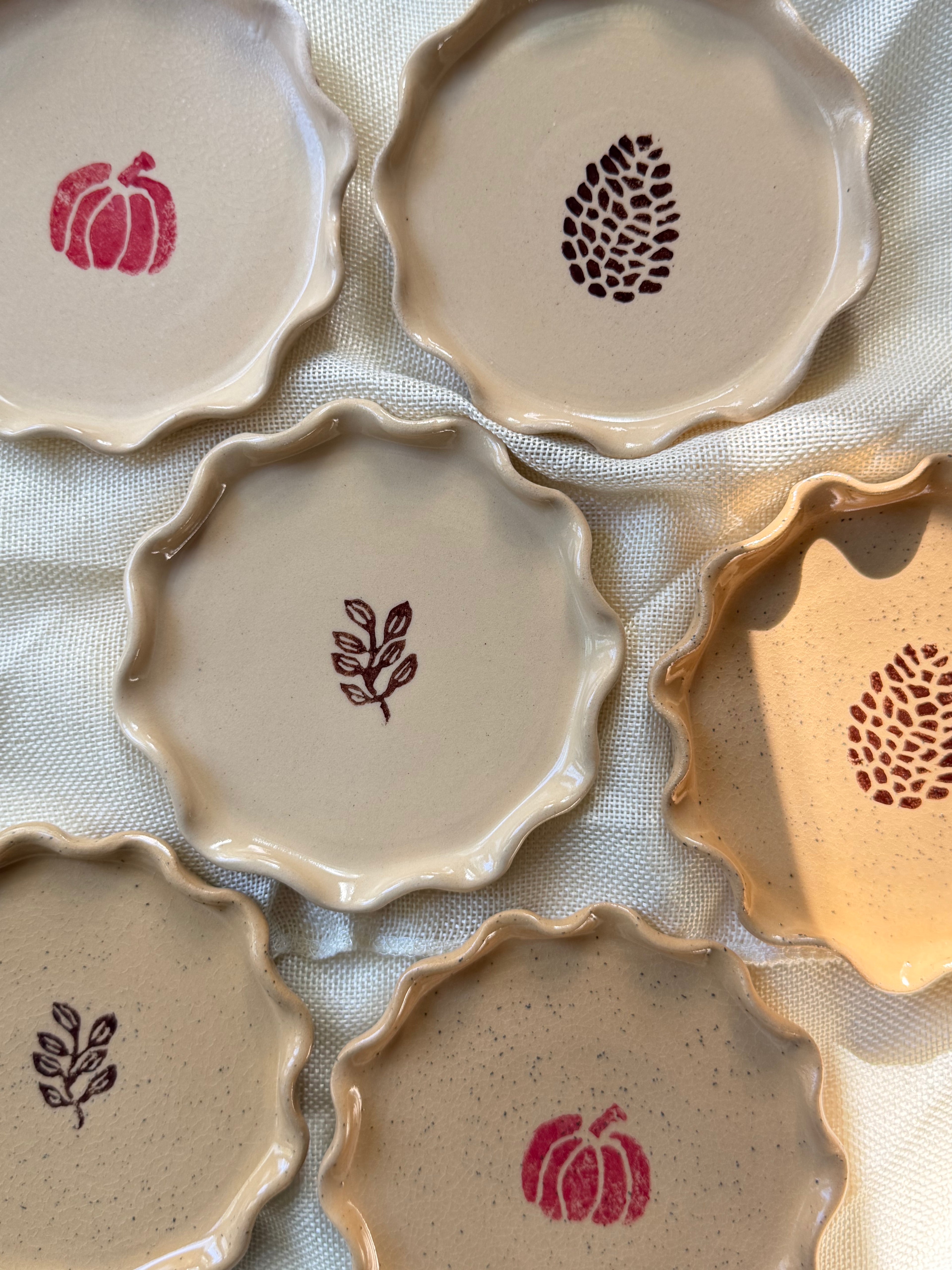 Small wavy pumpkin plate - speckled or beige
