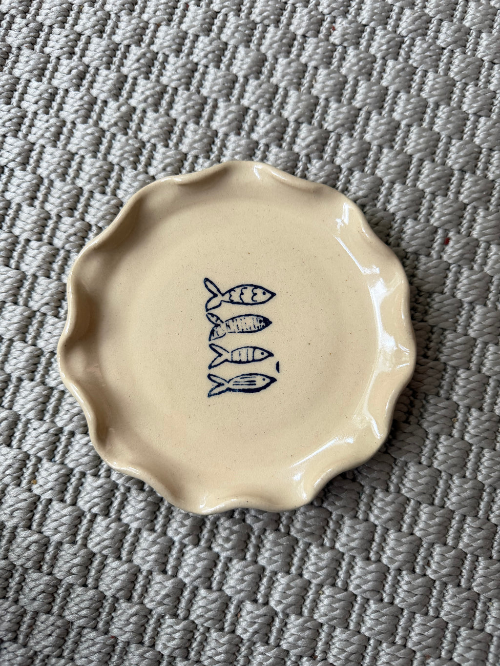 Small wavy fish plate - speckled or beige