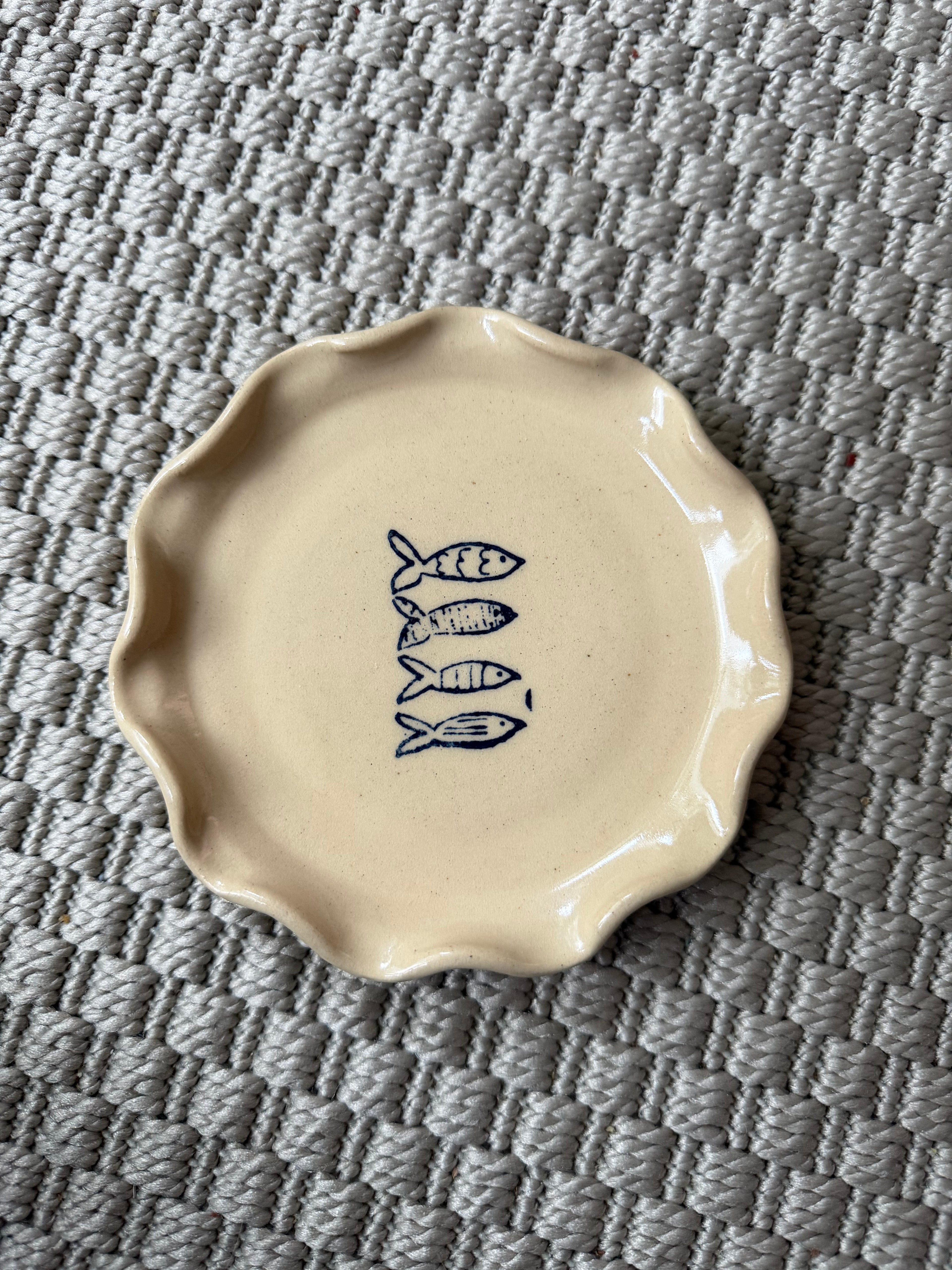 Small wavy fish plate - speckled or beige
