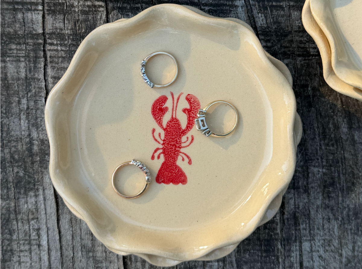 Small wavy lobster plate - speckled or beige