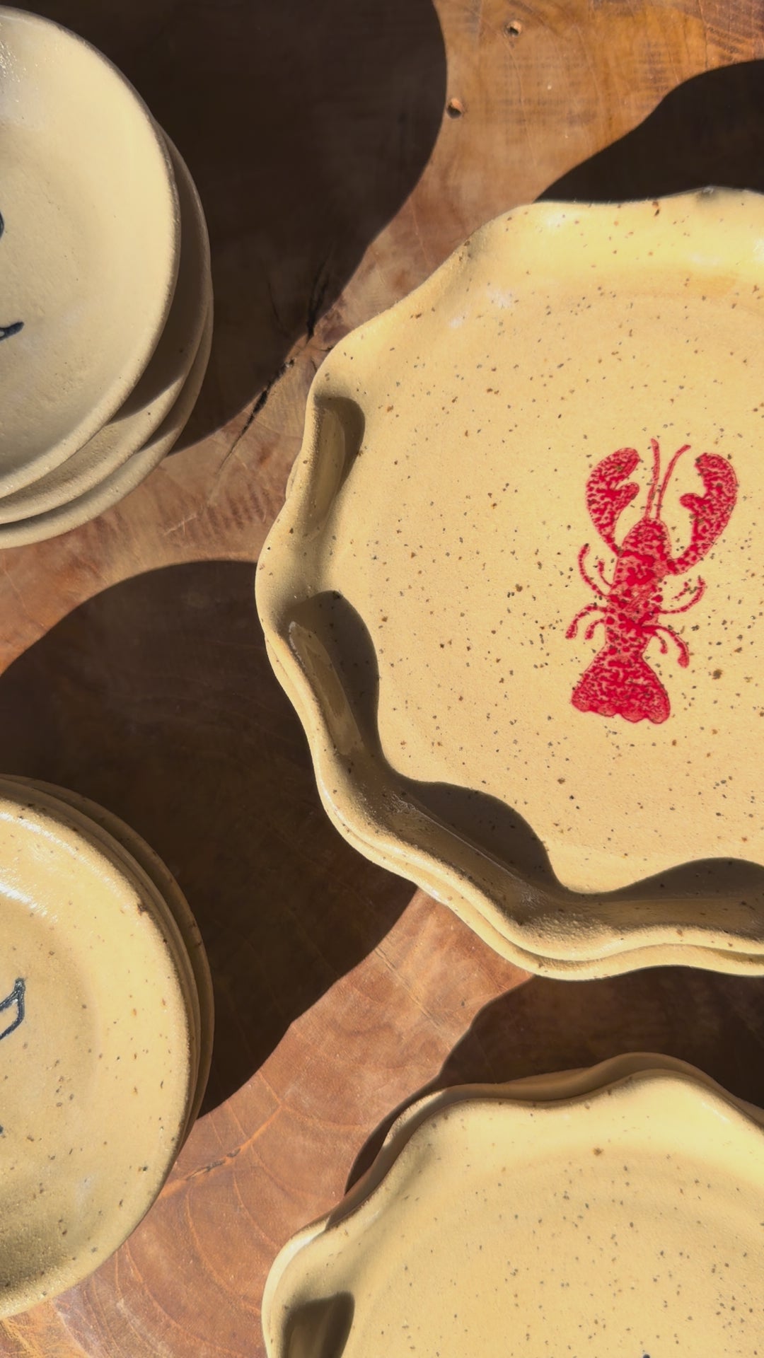 Small wavy lobster plate - speckled or beige