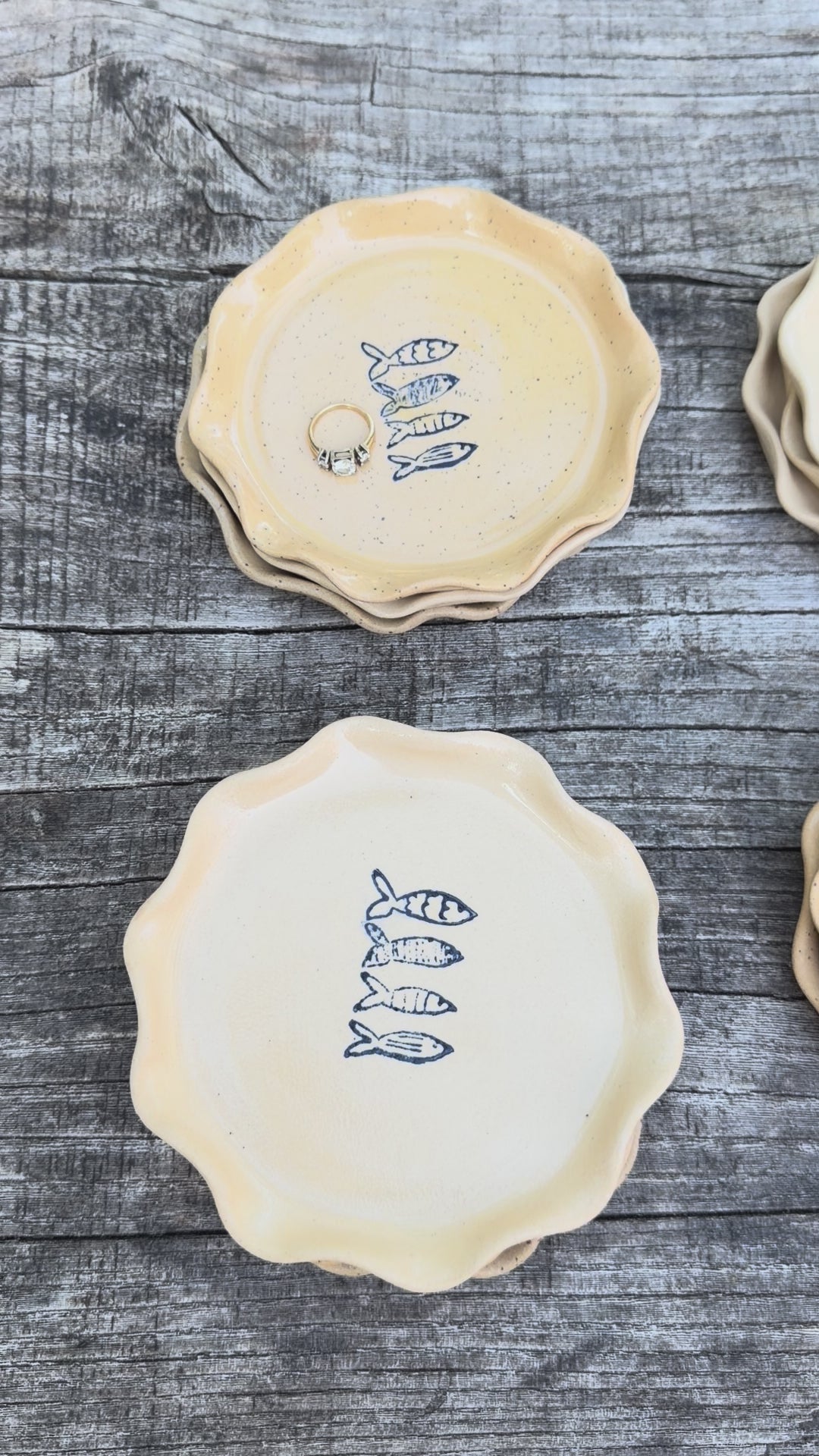Small wavy fish plate - speckled or beige